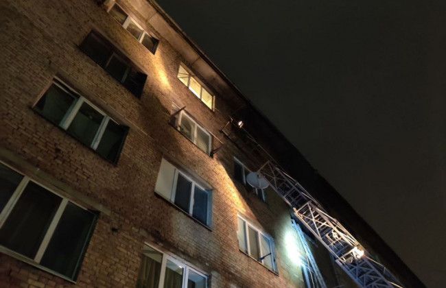 У центрі Києва сталася масштабна пожежа в багатоповерхівці: відео