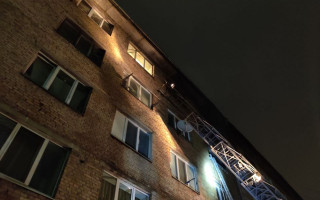 У центрі Києва сталася масштабна пожежа в багатоповерхівці: відео