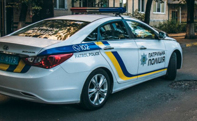 Дерзкое нападение под Киевом: пьяные женщины набросились на копов, видео