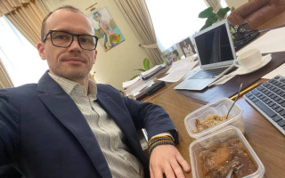 Як Денис Малюська перевіряє якість харчування у СІЗО, не виходячи із кабінету: фото