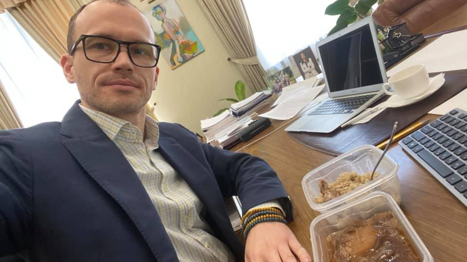 Як Денис Малюська перевіряє якість харчування у СІЗО, не виходячи із кабінету: фото