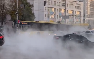 Центральные улицы Киева залило кипятком: видео