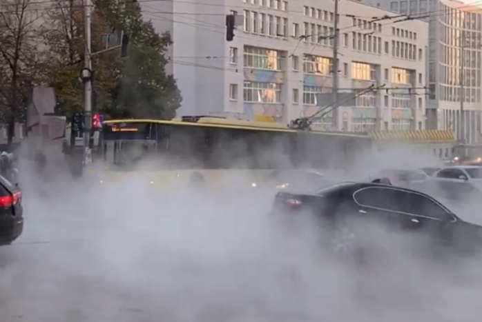 Центральные улицы Киева залило кипятком: видео