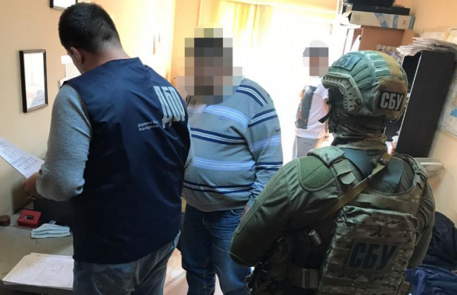 Інспектор Галицької митниці погорів на хабарі: що відомо