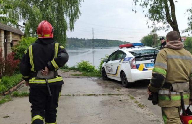 В Киеве из озера достали тело мужчины: подробности