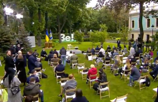 Дощ та черги журналістів: як готувались до прес-конференції Зеленського