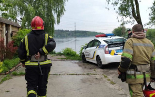 В Киеве из озера достали тело мужчины: подробности
