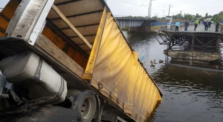 Под Днепром обрушился мост: есть видео