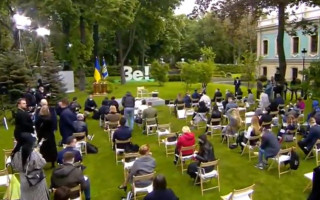 Дощ та черги журналістів: як готувались до прес-конференції Зеленського