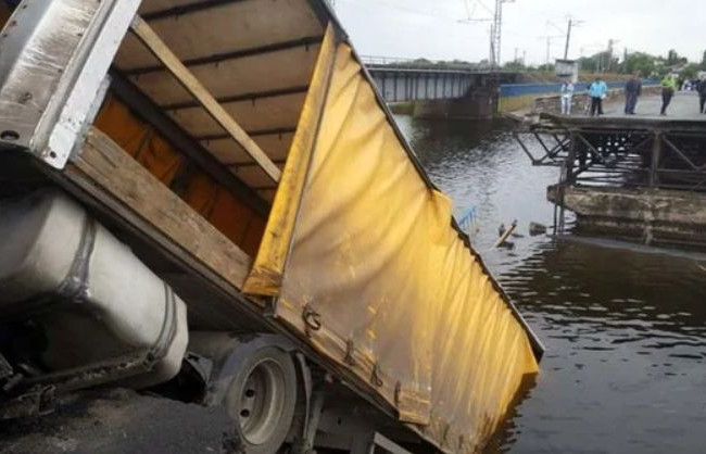 Под Днепром обрушился мост: есть видео