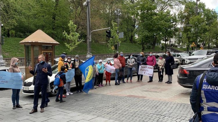 Акция протеста под зданием Кабмина: дети с родителями требуют открыть бассейны, фото