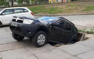 В Киеве внедорожник ушел под землю: есть фото