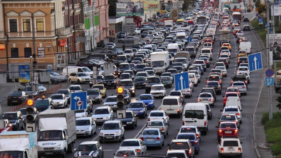 В місті транспортний колапс: Кличко наполягає на відкритті метро