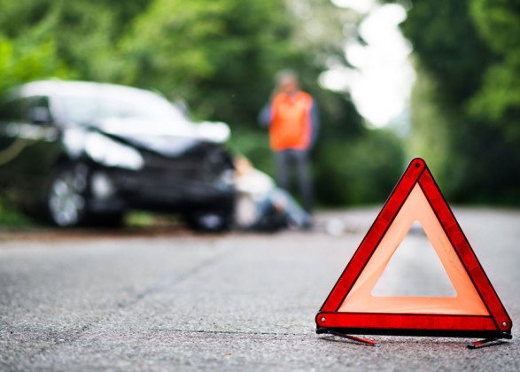 Автобус протаранил легковушку и врезался в столб: видео