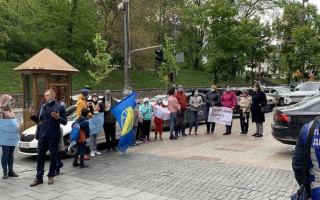 Акция протеста под зданием Кабмина: дети с родителями требуют открыть бассейны, фото
