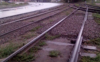 Застрял на рельсах: в Киеве показали горе-водителя, видео