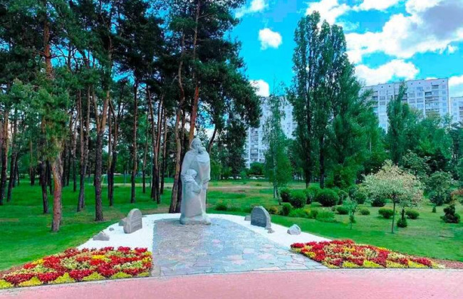 У Києві вулиці «одягнули в вишиванки»: фото