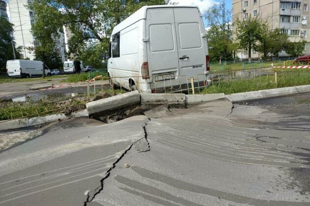 Под припаркованным автобусом прорвало трубу: фото