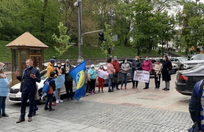 Акция протеста под зданием Кабмина: дети с родителями требуют открыть бассейны, фото