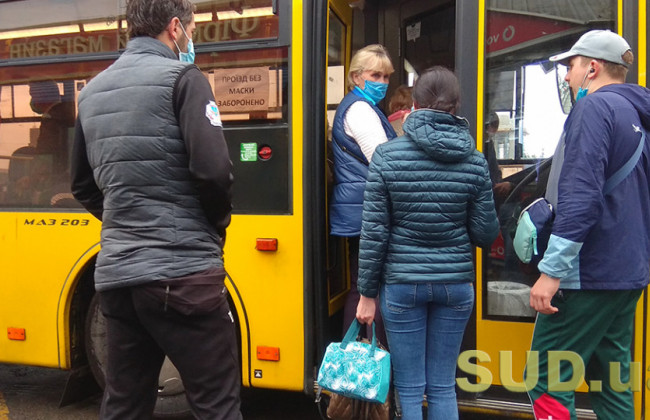 В Киеве выстроилась 200-метровая очередь на троллейбус, видео