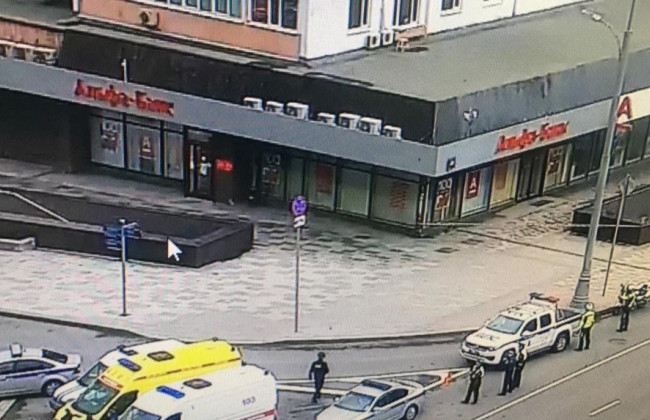 Угрожает взрывом: в Москве мужчина захватил заложников в банке