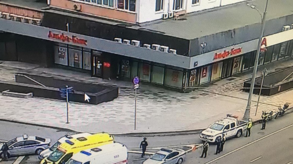 Угрожает взрывом: в Москве мужчина захватил заложников в банке