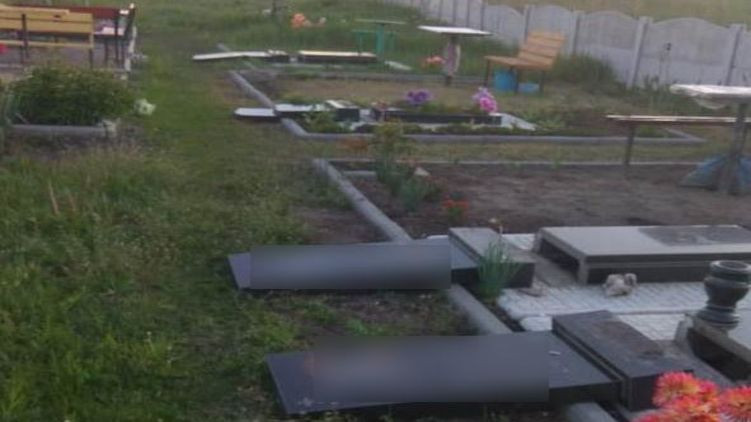 В Харьковской области малолетние вандалы атаковали кладбище, фото