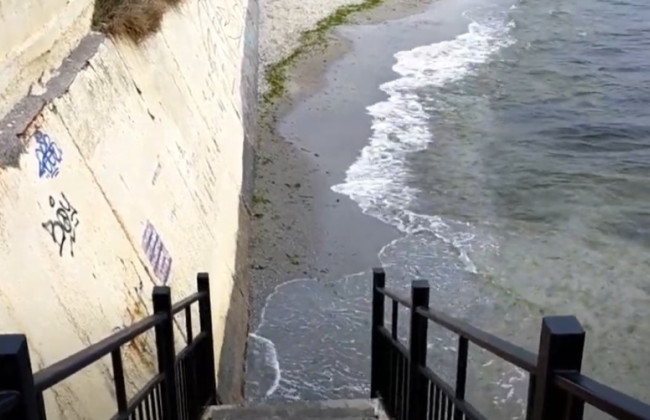 В Одессе шторм смыл целый пляж: фото и видео