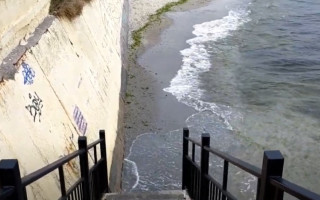 В Одессе шторм смыл целый пляж: фото и видео