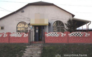 На Рівненщині чоловік розбитою пляшкою перерізав шию родичу