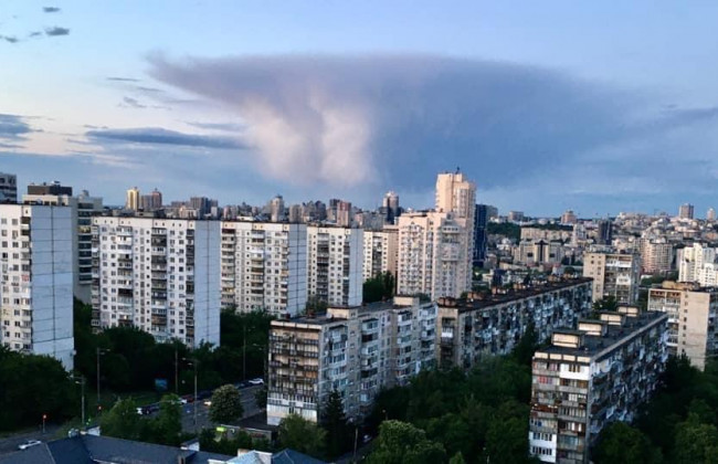 Киевлян удивило необычное явление в небе над городом: подробности