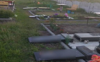 В Харьковской области малолетние вандалы атаковали кладбище, фото