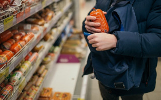 Крадет продукты из супермаркетов: в Киеве разыскивают вора, фото