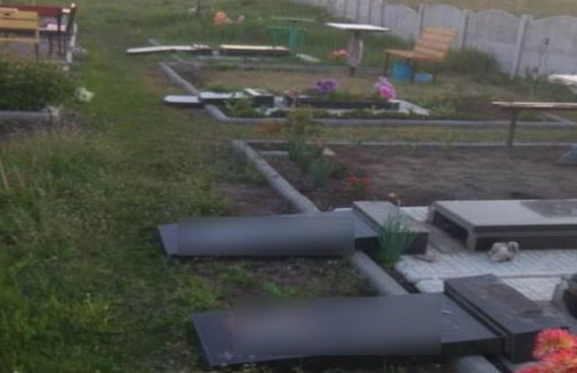 В Харьковской области малолетние вандалы атаковали кладбище, фото