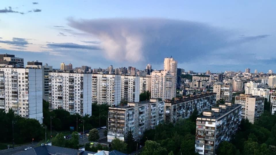 Киевлян удивило необычное явление в небе над городом: подробности