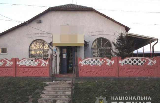 На Рівненщині чоловік розбитою пляшкою перерізав шию родичу