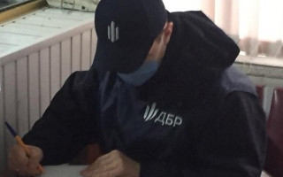 Поліцейський ґвалтував жінку та надягав на неї протигаз: у ДБР розповіли про катування на Київщині