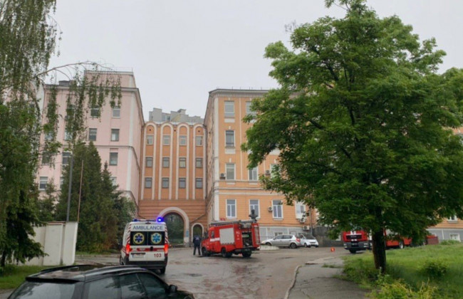 В Киеве горела Александровская клиническая больница, где лечат пациентов с COVID-19