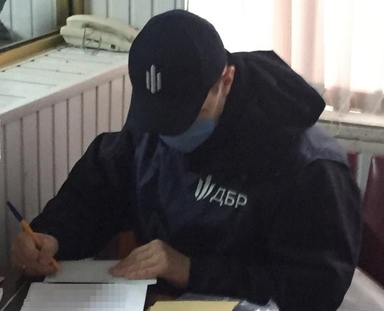Поліцейський ґвалтував жінку та надягав на неї протигаз: у ДБР розповіли про катування на Київщині