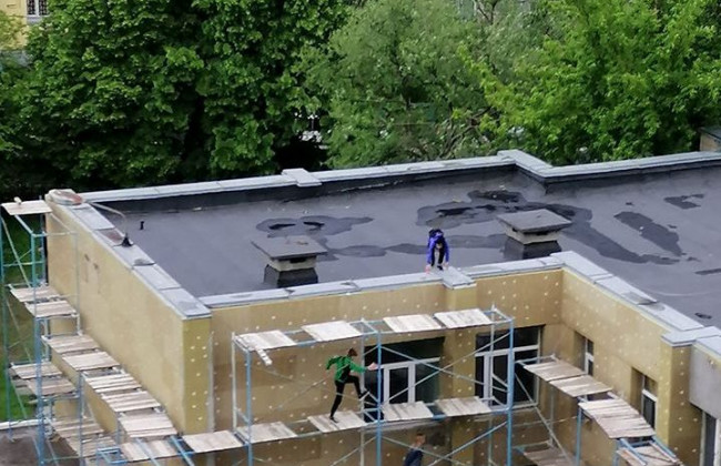 Опасные игры: на Радужном подростки лазили по строительным лесам, видео