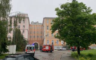 В Киеве горела Александровская клиническая больница, где лечат пациентов с COVID-19