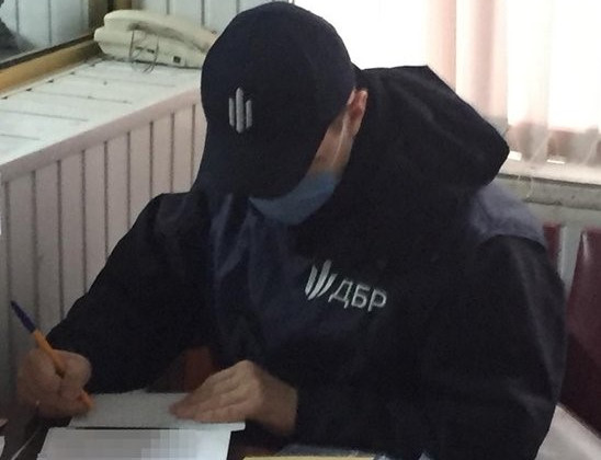 Поліцейський ґвалтував жінку та надягав на неї протигаз: у ДБР розповіли про катування на Київщині