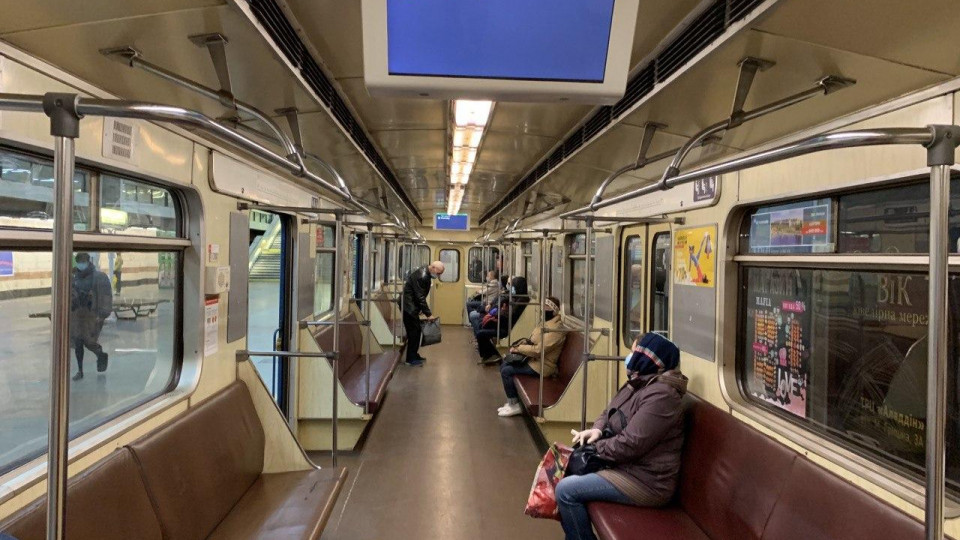В Киеве открылось метро после двухмесячного простоя, фото