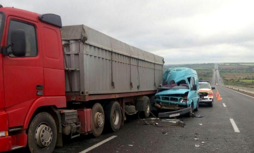 Смертельное ДТП на трассе Киев—Одесса: микроавтобус влетел в грузовик