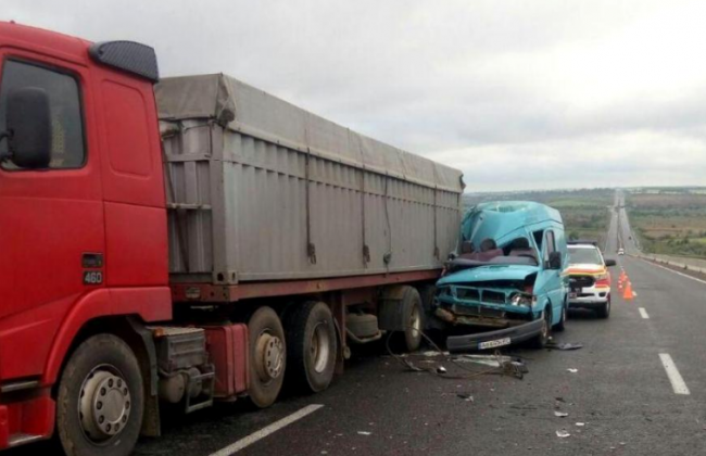 Смертельное ДТП на трассе Киев—Одесса: микроавтобус влетел в грузовик
