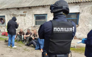 Відробляли борги за їжу: під Харковом десяток людей утримували в трудовому рабстві, відео