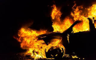 В Києві посеред дороги палав ВАЗ, відео