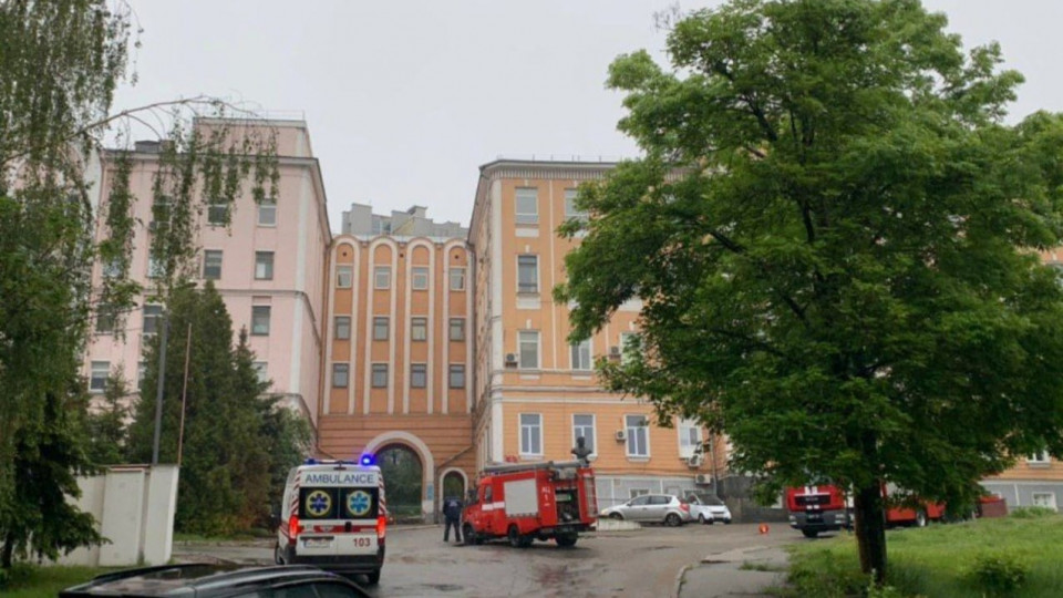 Причиной пожара в столичной Александровской больнице мог стать поджог: фото