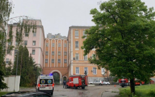 Причиной пожара в столичной Александровской больнице мог стать поджог: фото