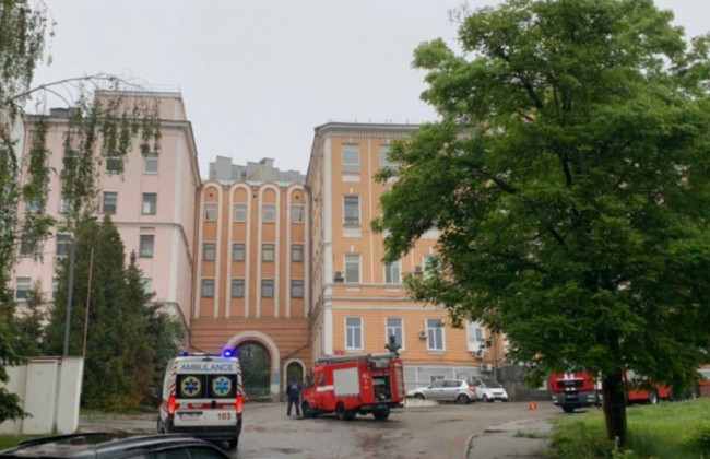 Причиной пожара в столичной Александровской больнице мог стать поджог: фото